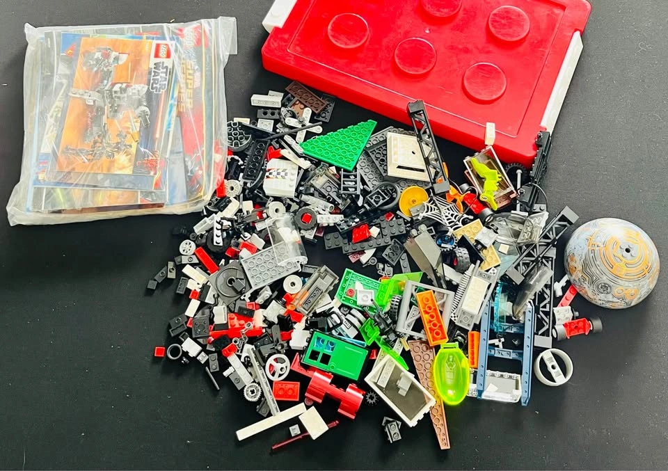 LEGO - Large LEGO Lot and Miscellaneous Items - photo 4