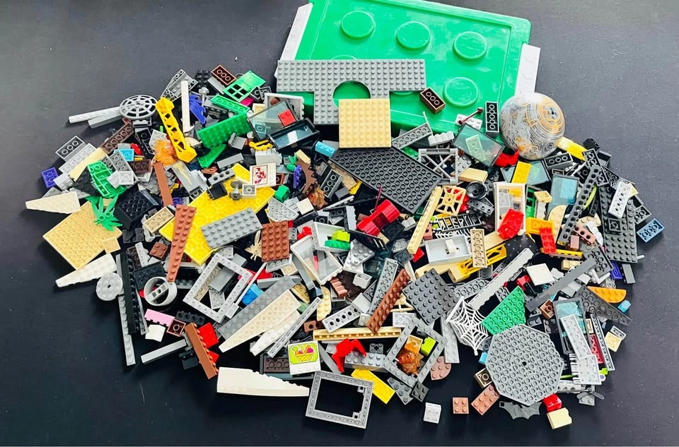 LEGO - Large LEGO Lot and Miscellaneous Items - photo 5