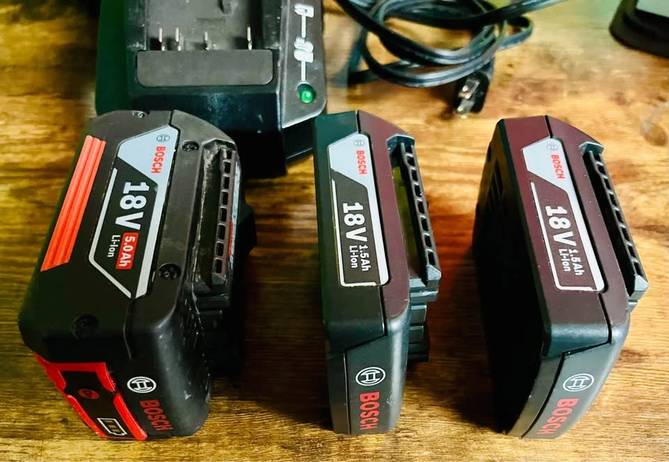 Makita Job Site Radio (DMR102) and Bosch Battery/Charger - photo 3