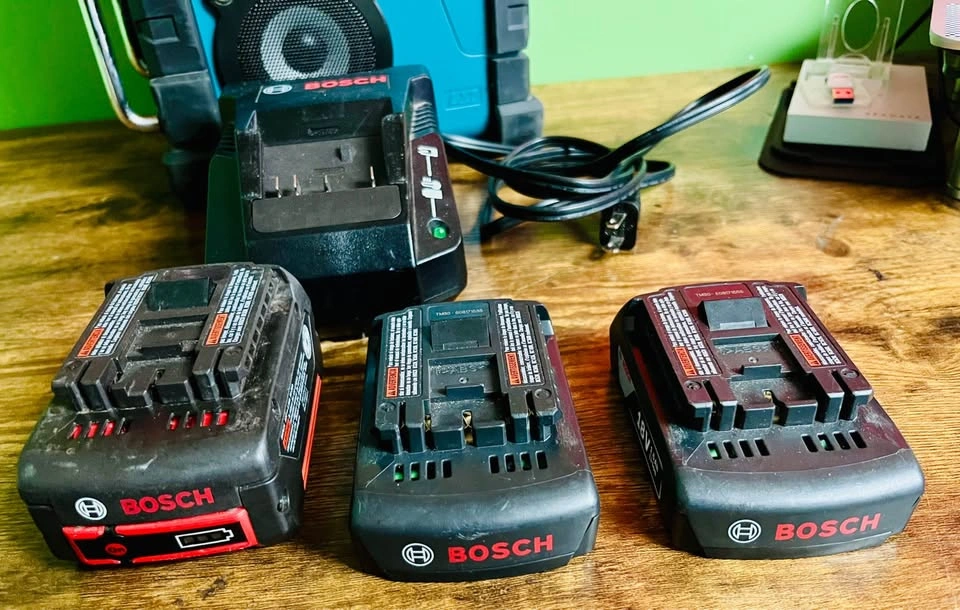 Makita Job Site Radio (DMR102) and Bosch Battery/Charger - photo 4