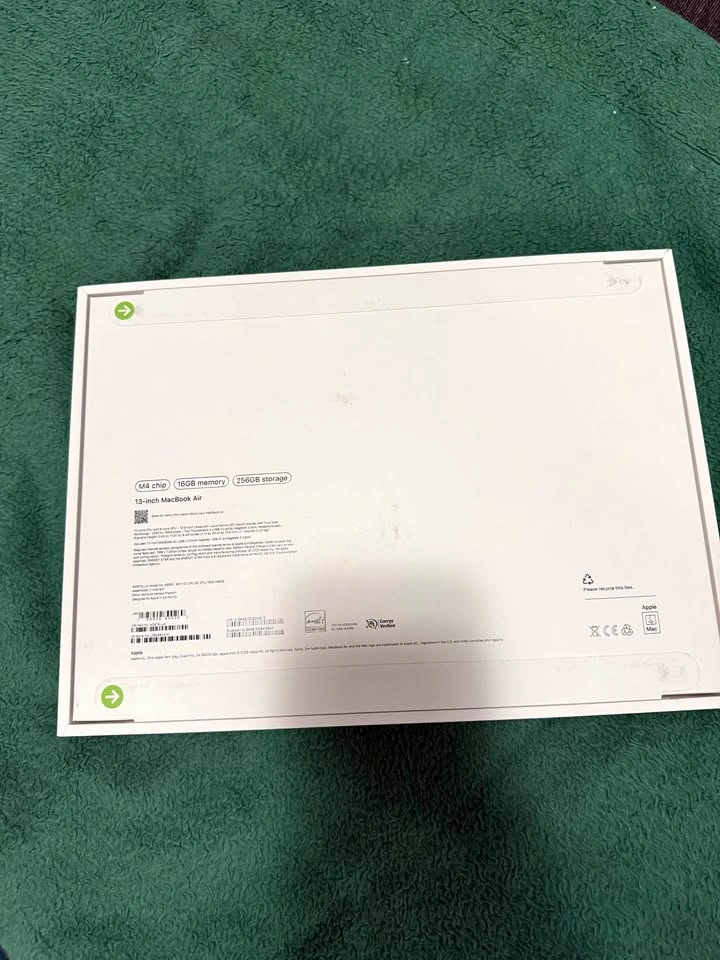 13-inch MacBook Air M4 chip 16GB memory 256GB storage