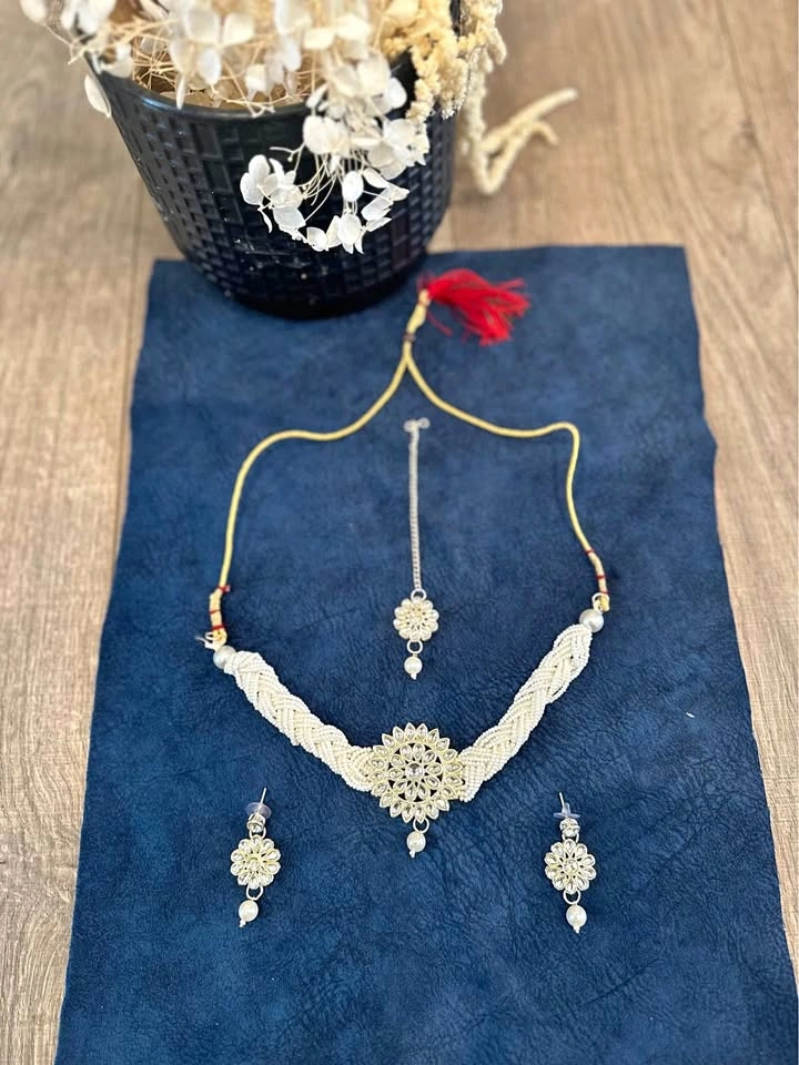 Jewellery set (necklace, earrings and tikka)