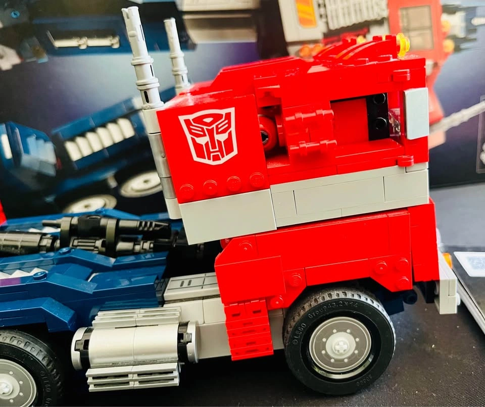 LEGO Transformers Optimus Prime - No.10302 - photo 2