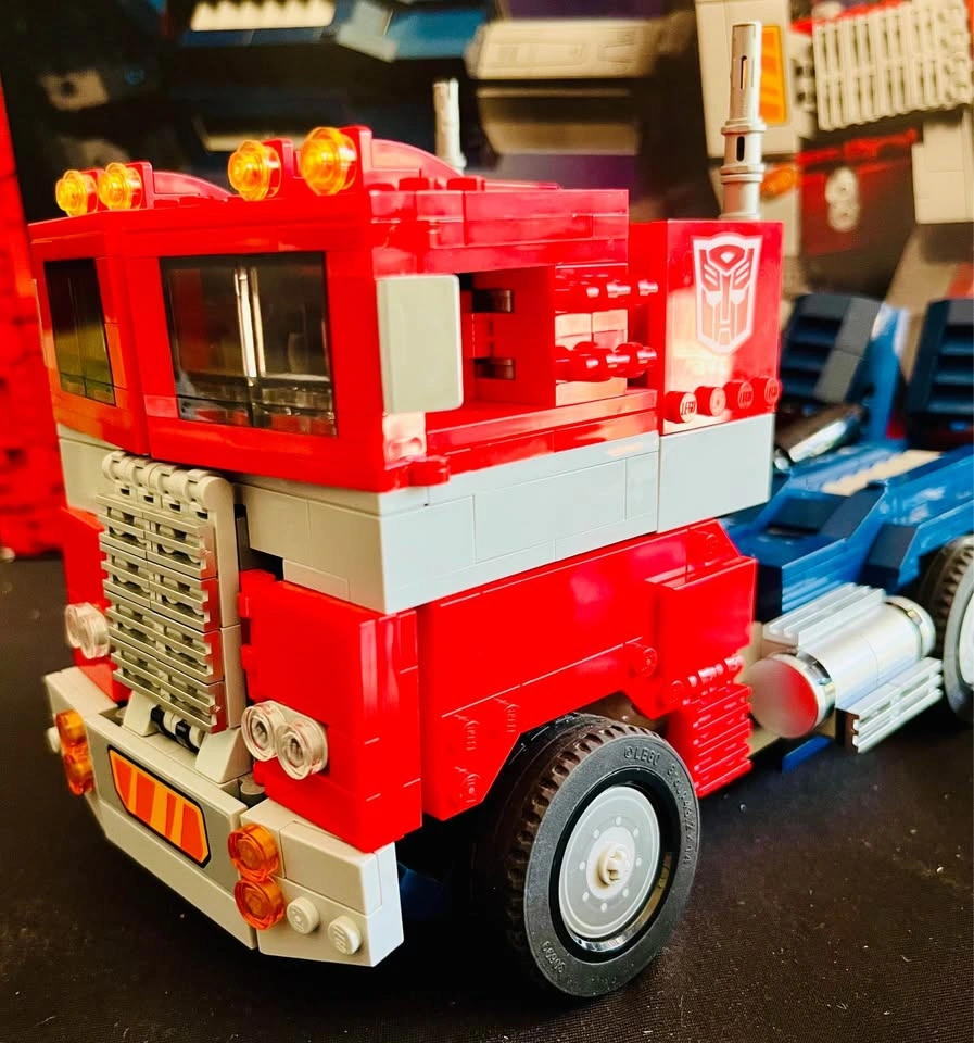 LEGO Transformers Optimus Prime - No.10302 - photo 3
