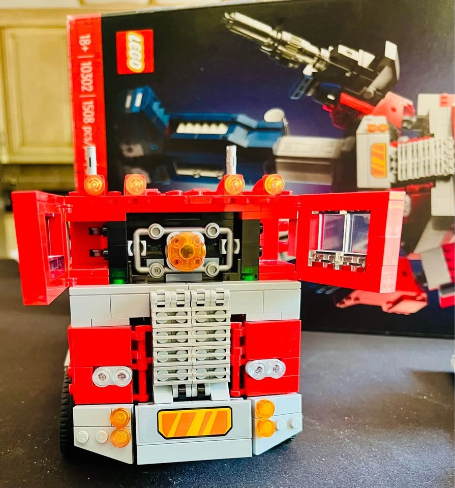 LEGO Transformers Optimus Prime - No.10302 - photo 4