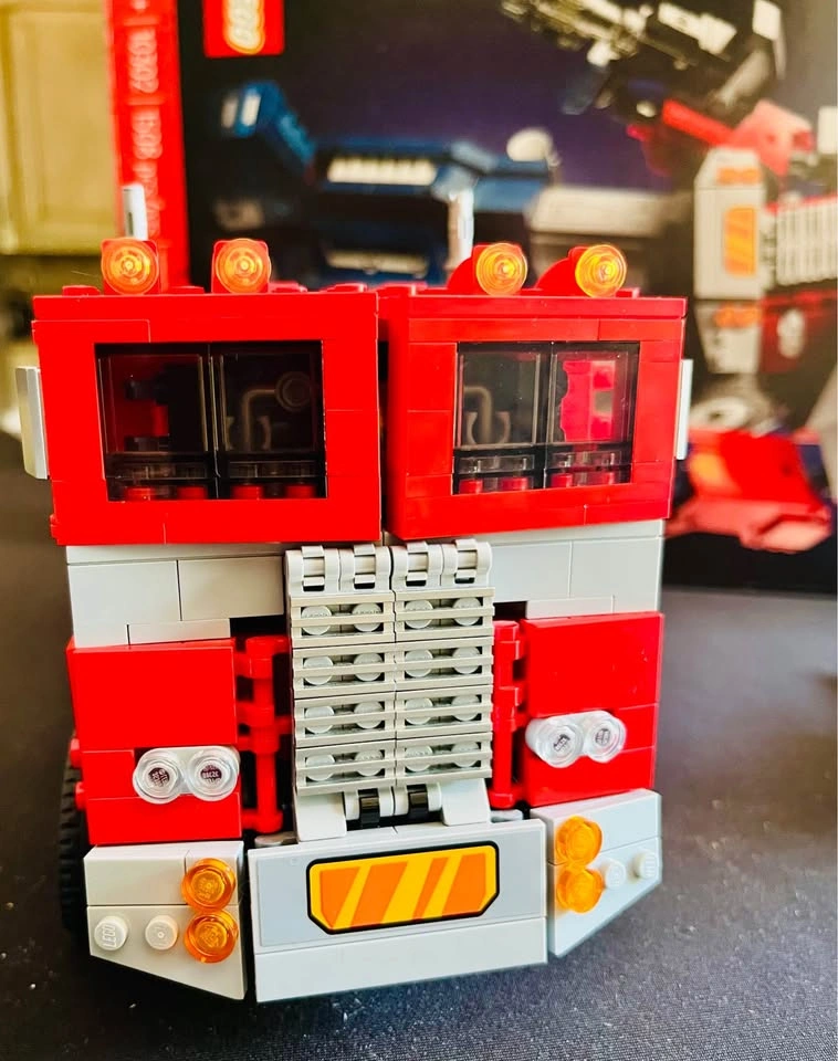 LEGO Transformers Optimus Prime - No.10302 - photo 5