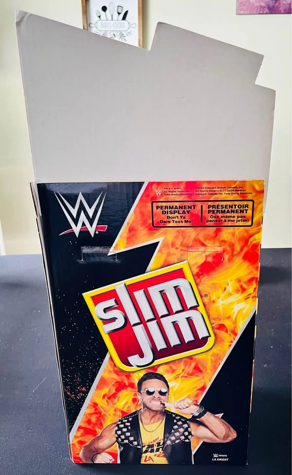 WWE 2000s Magazines (10) and Store Display - LA Knight - photo 4