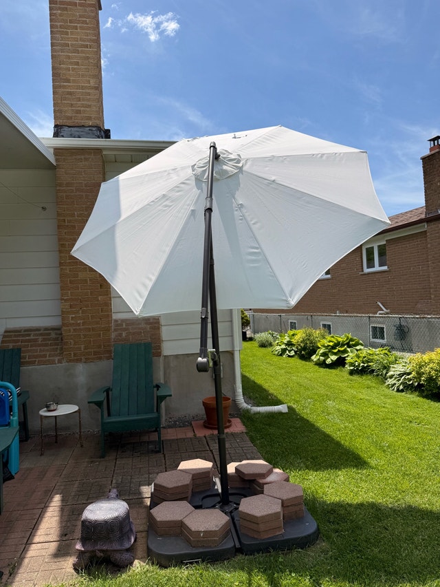 Outdoor cantilever patio umbrella with weights