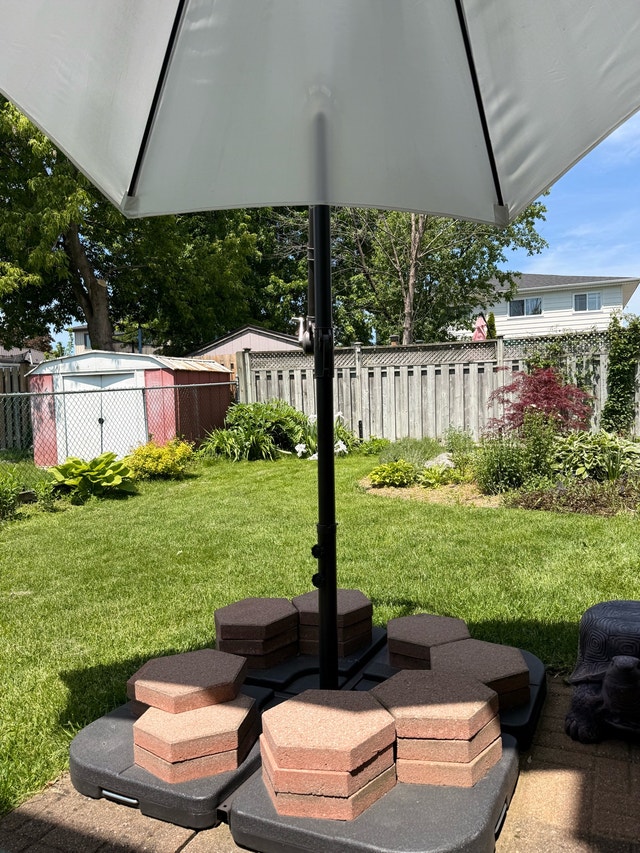 Outdoor cantilever patio umbrella with weights - photo 2