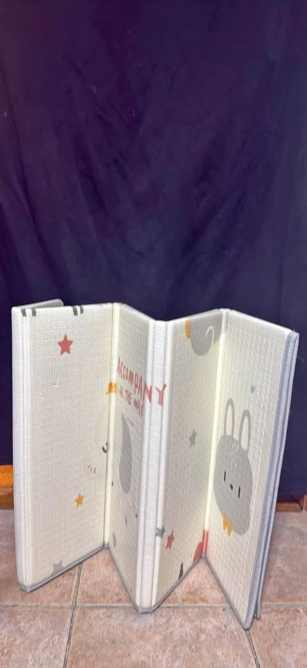 Foldable bunny play mat