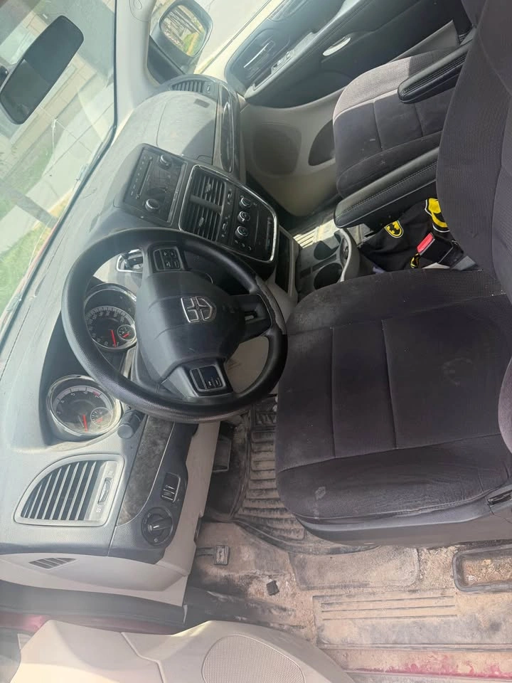 2011 Dodge Caravan - photo 2