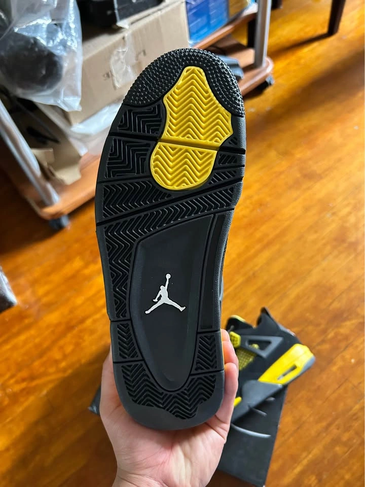Jordan 4 Thunder - photo 3