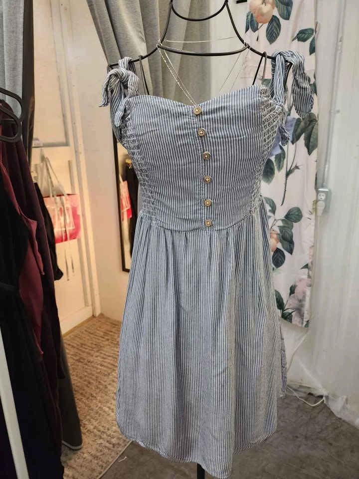 Aritzia, Gap, Banana Republic, Club Monaco Women's Clothes - photo 2