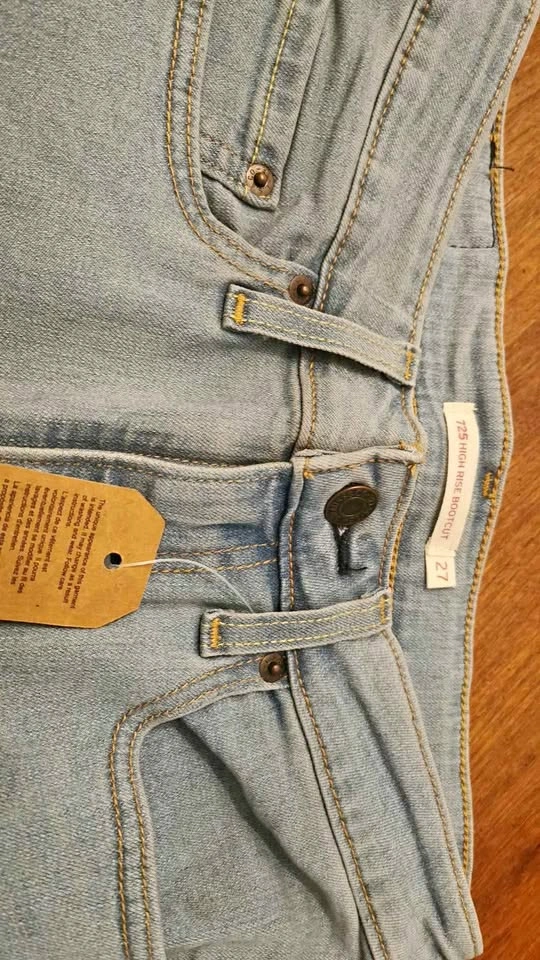 BNWT LEVI 725 HIGH RISE BOOTCUT IN SIZE W 27 L30