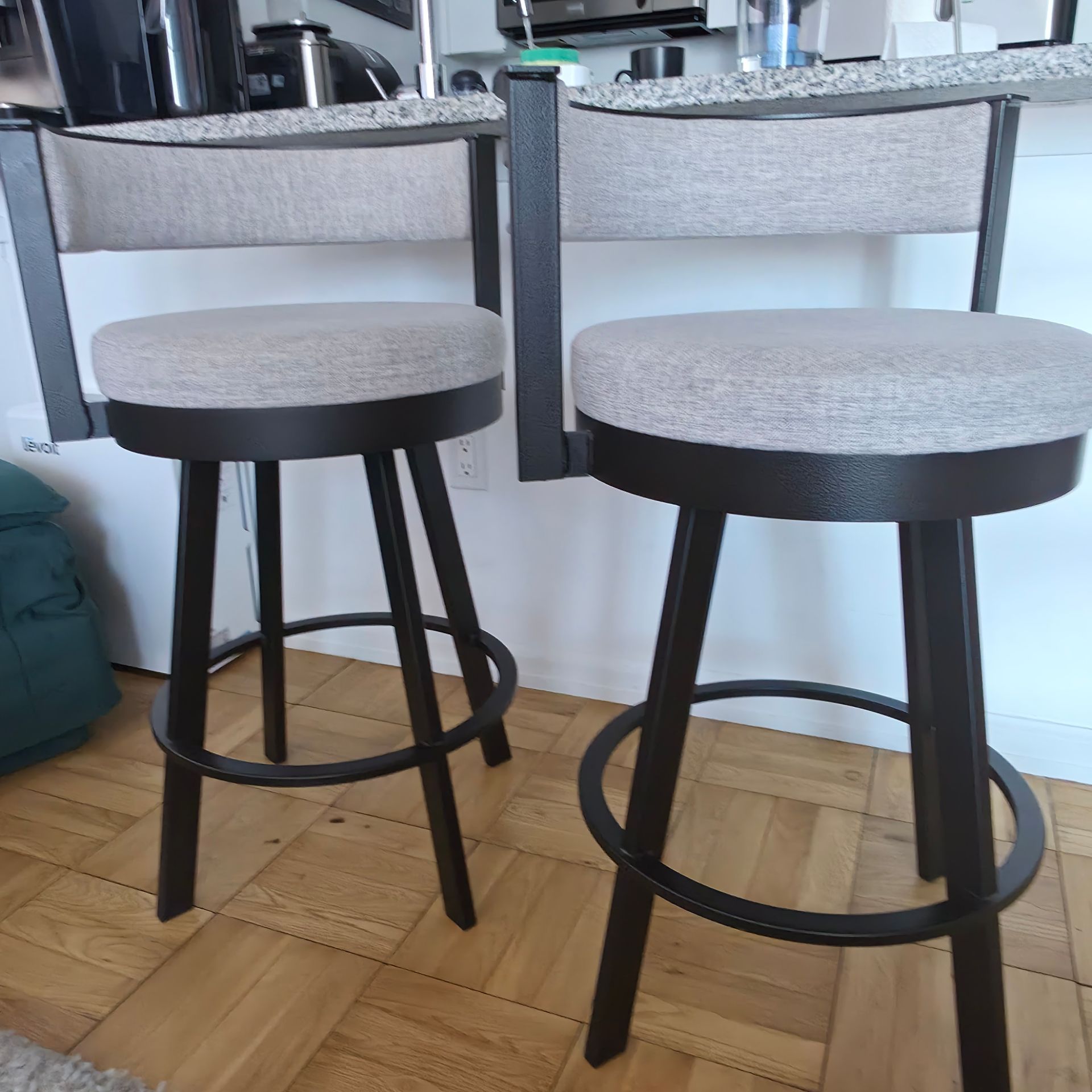 Beautiful set of 2 swivel bar stools in like-new condition - photo 4