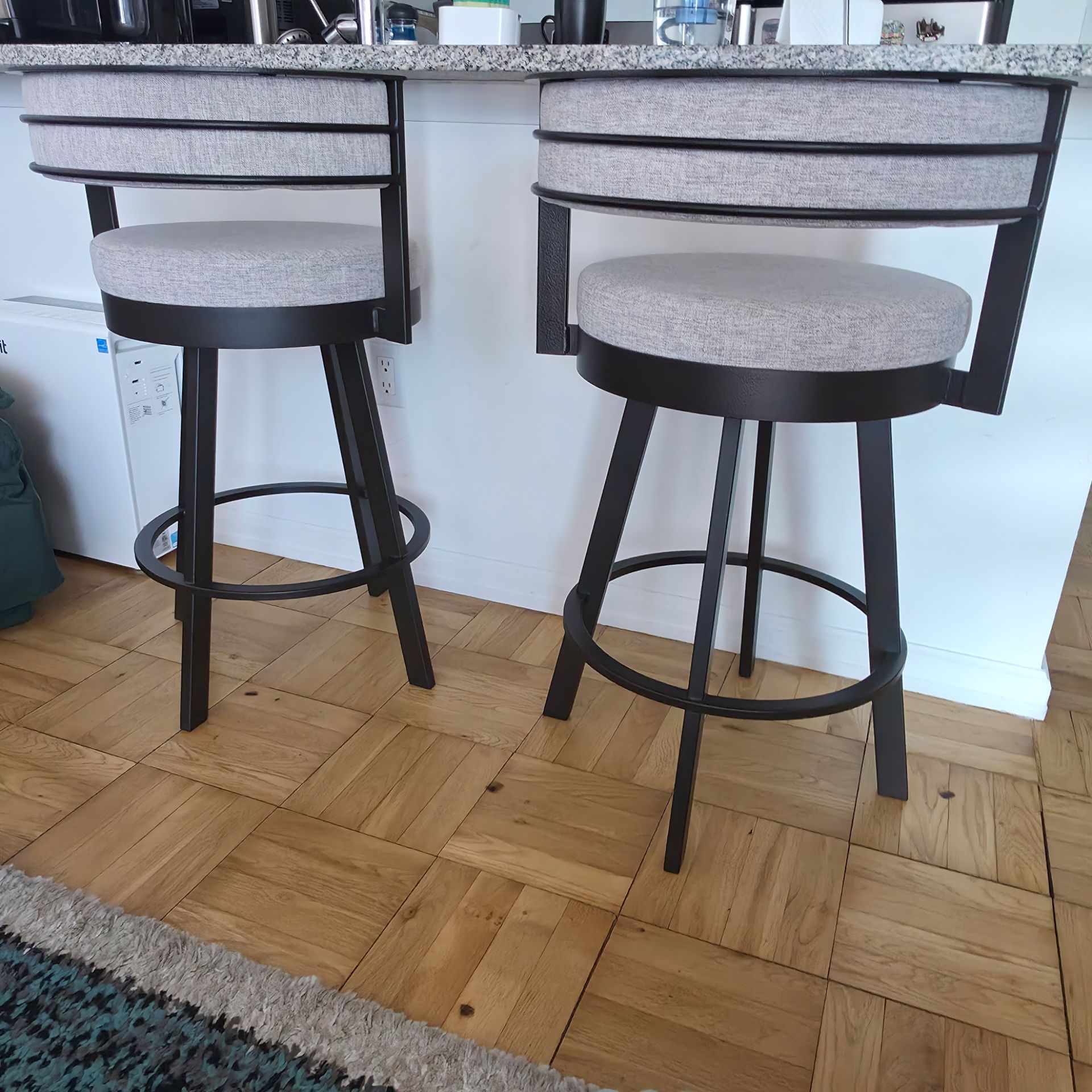 Beautiful set of 2 swivel bar stools in like-new condition - photo 5