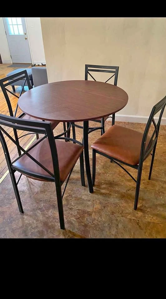 Table/4 chairs