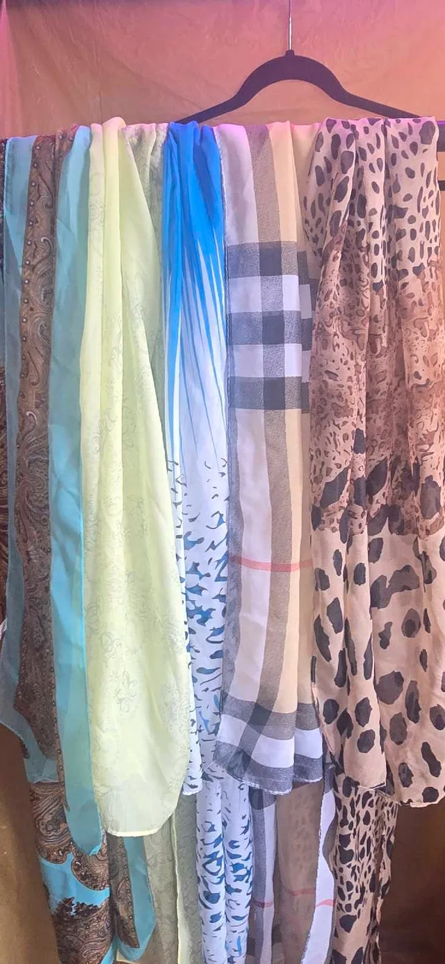 Scarves/shawls assorted