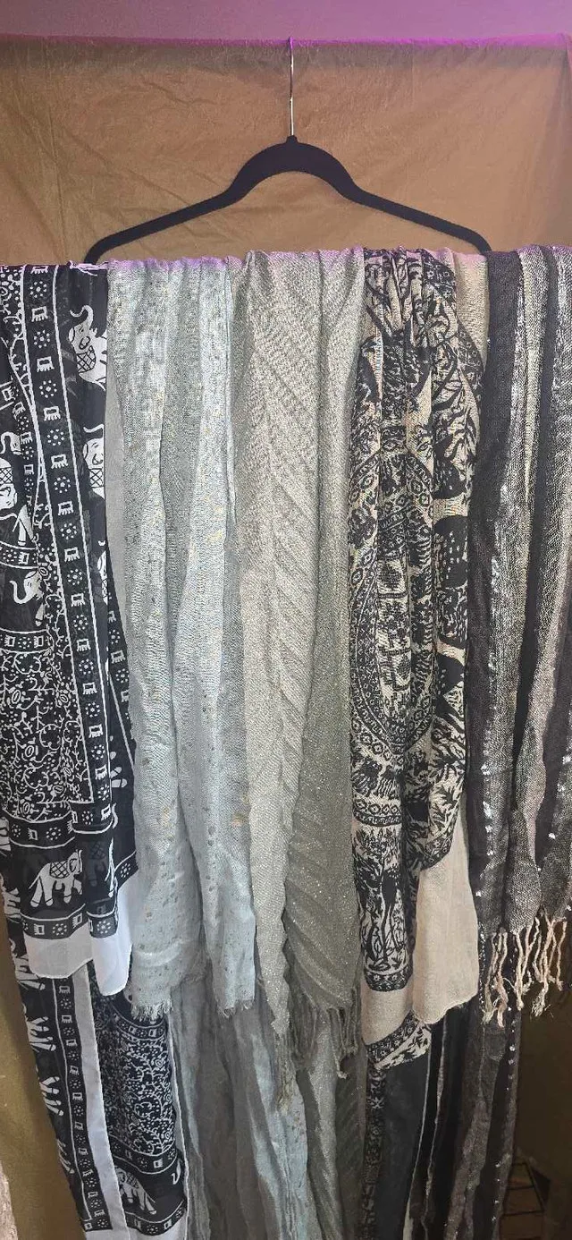Scarves/shawls assorted (5)