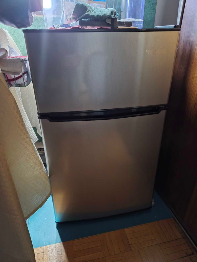 Vissani Mini Fridge (Box Included!)