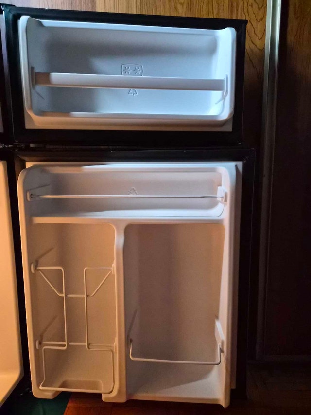 Vissani Mini Fridge (Box Included!) - photo 2