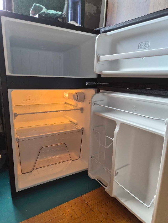 Vissani Mini Fridge (Box Included!) - photo 3