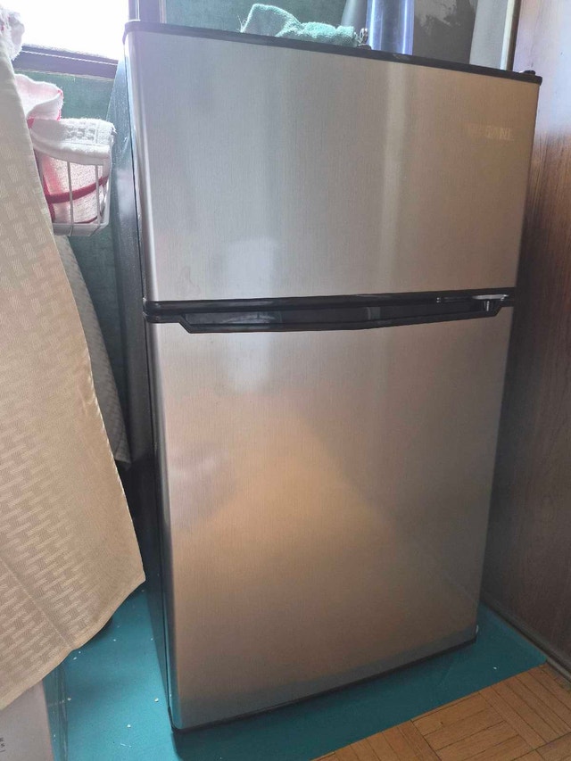 Vissani Mini Fridge (Box Included!) - photo 4