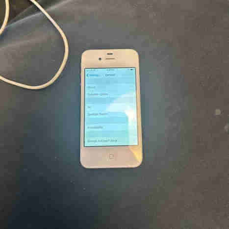 Apple iPhone 4 with box, cord and manual - Mint Condition - photo 2