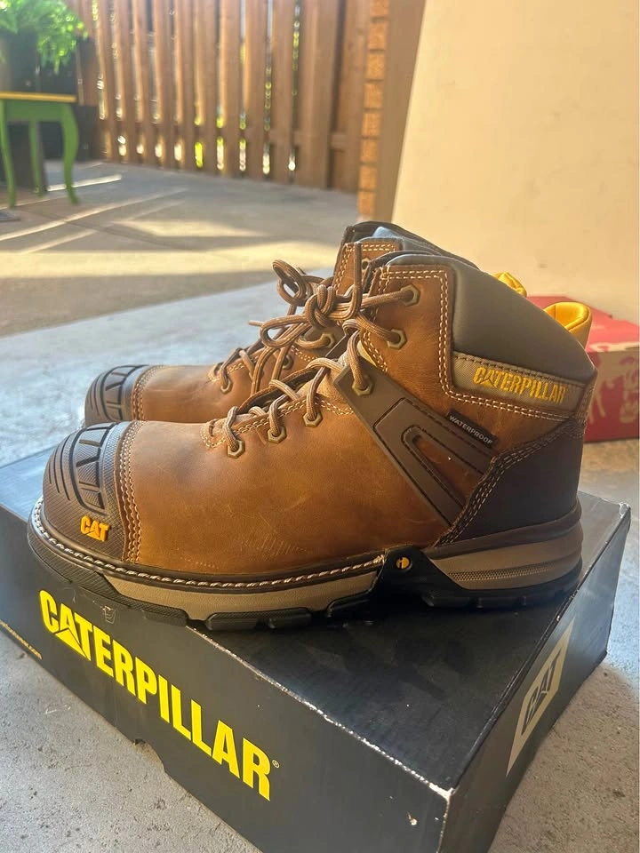 CATERPILLAR EXCAVATOR MEN WORK BOOTS (SIZE 9)