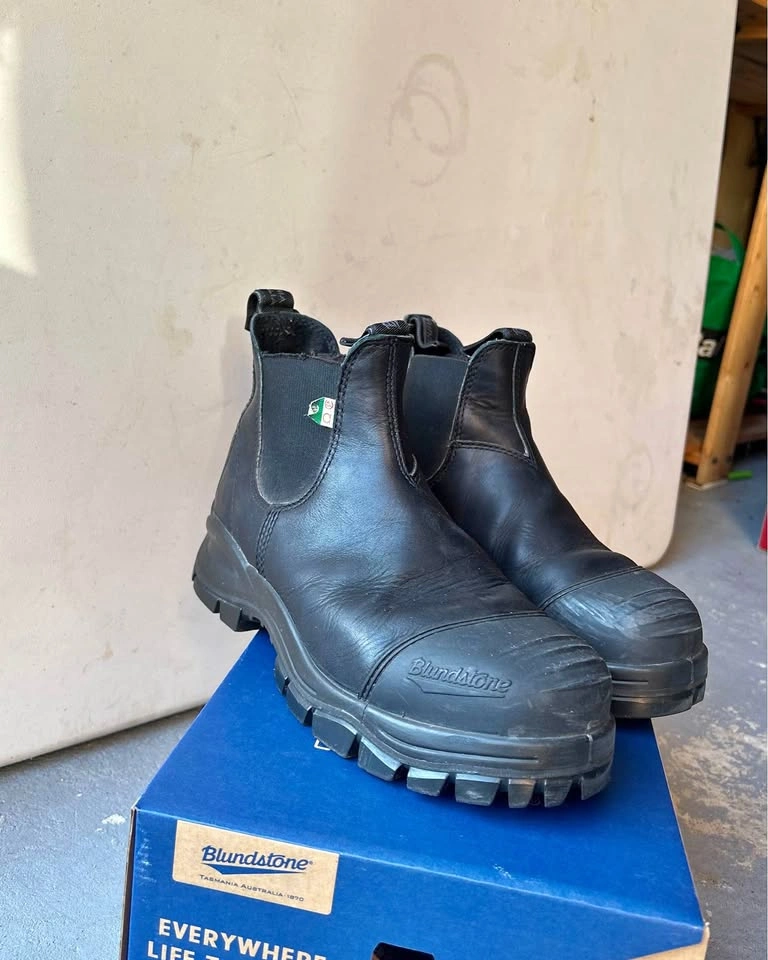 BLACK BLUND STONE MEN WORK BOOTS (SIZE 8.5)