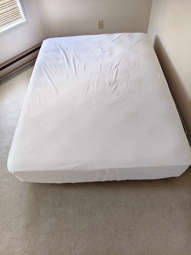 Unused Zinus Double Mattress & Box Spring Set