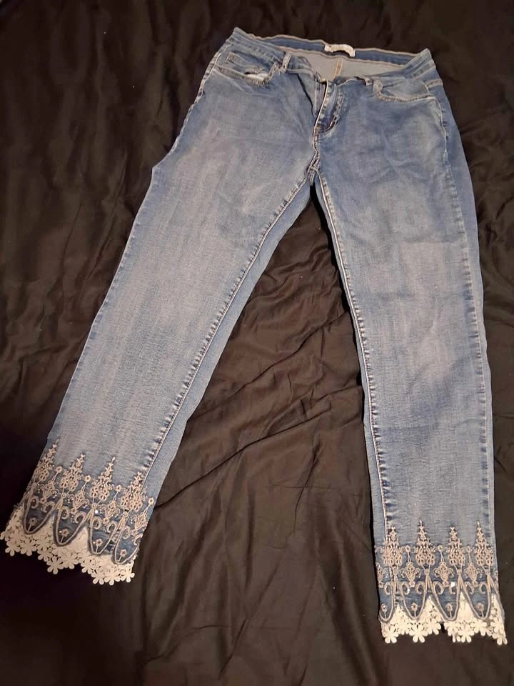 Jeans with lace