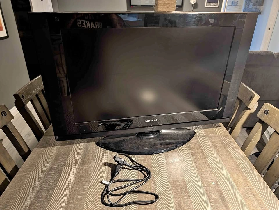 Samsung LCD Flatscreen TV 33" in great condition
