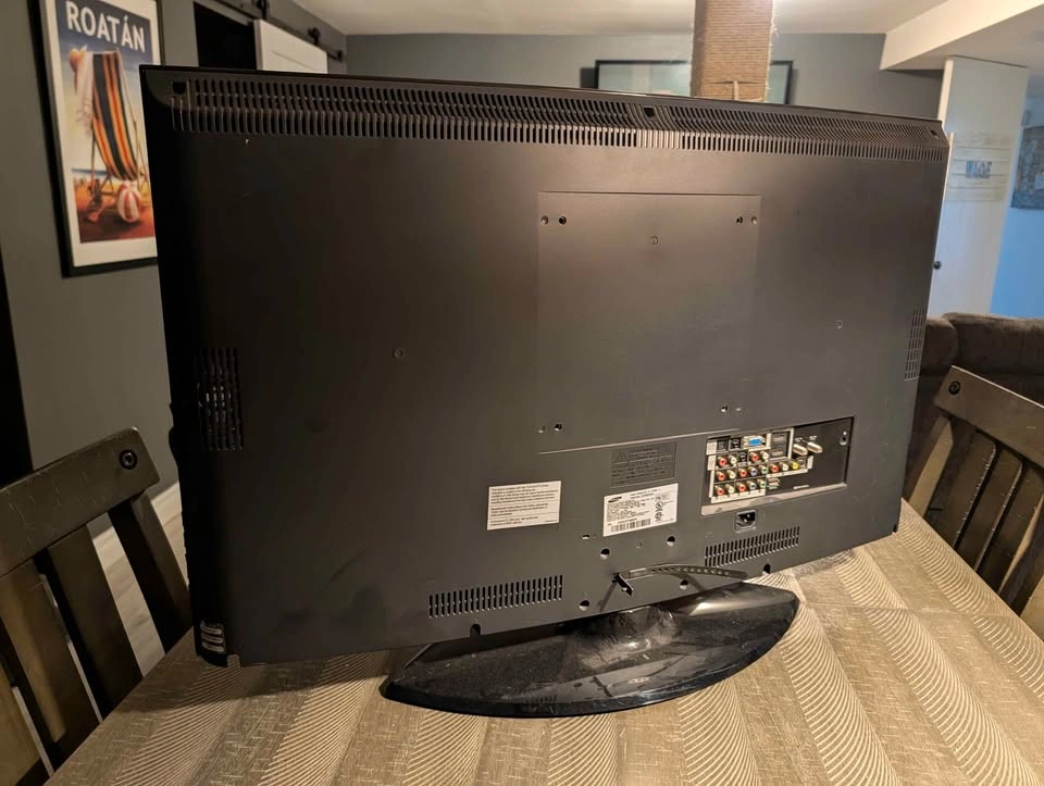 Samsung LCD Flatscreen TV 33" in great condition - photo 2