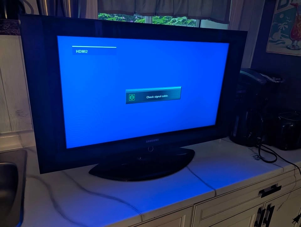 Samsung LCD Flatscreen TV 33" in great condition - photo 3