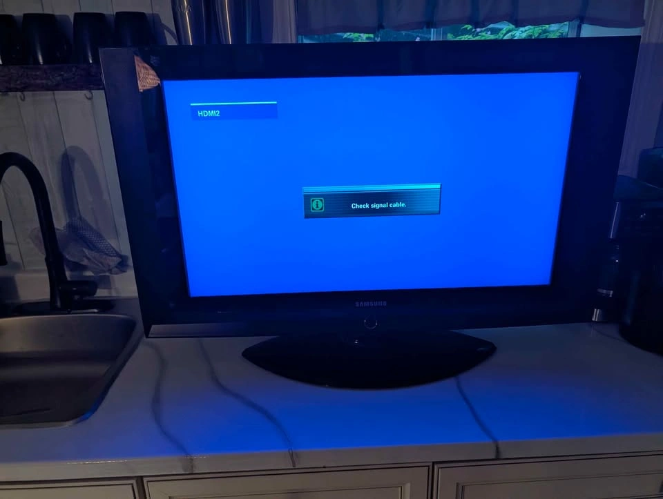 Samsung LCD Flatscreen TV 33" in great condition - photo 4