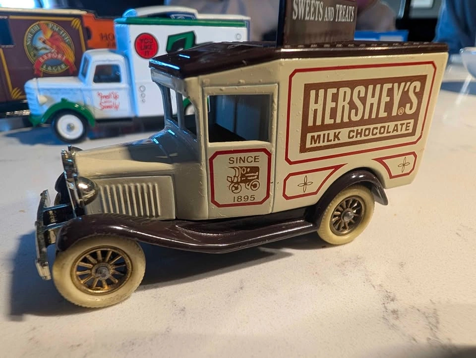 Vintage Die-Cast Advertising Delivery Trucks - Hershey's, 7UP - photo 2