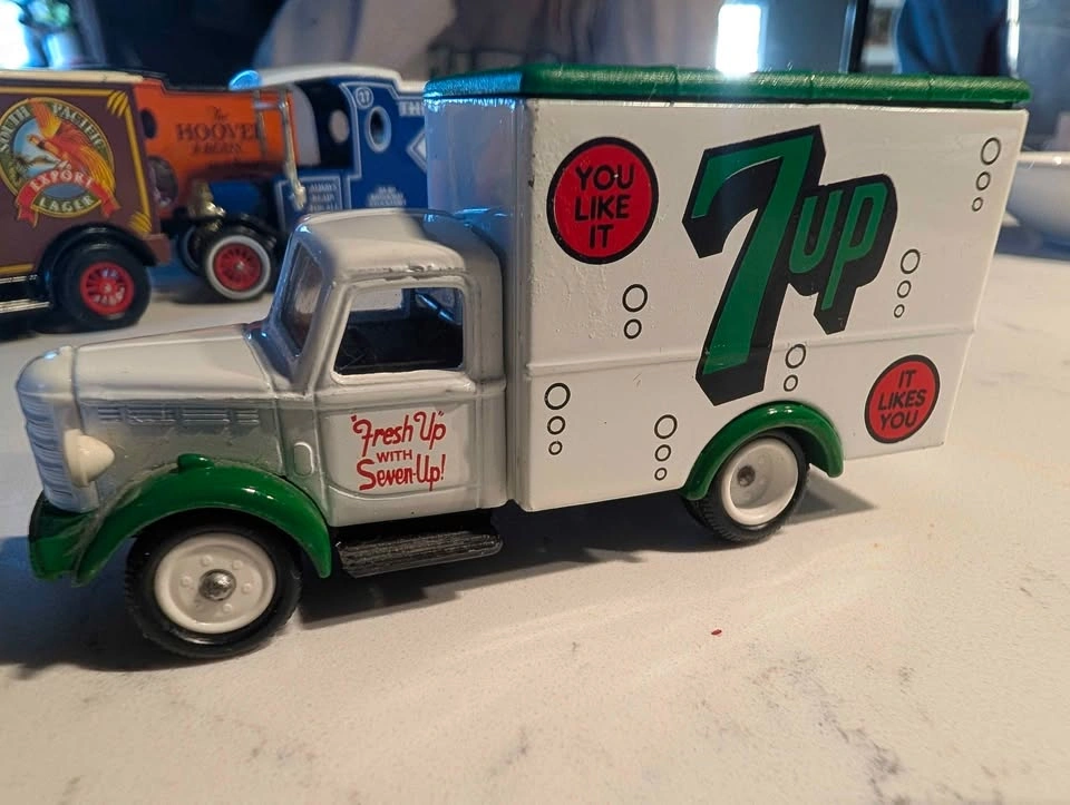 Vintage Die-Cast Advertising Delivery Trucks - Hershey's, 7UP - photo 3