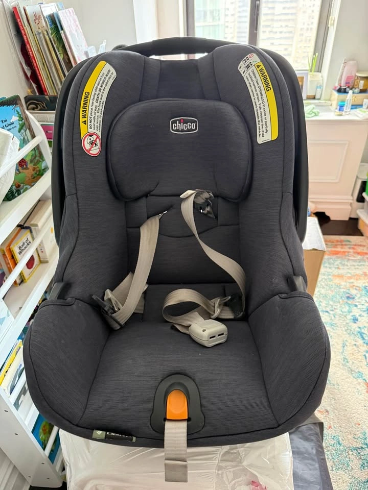 Chicco baby car seat - photo 2