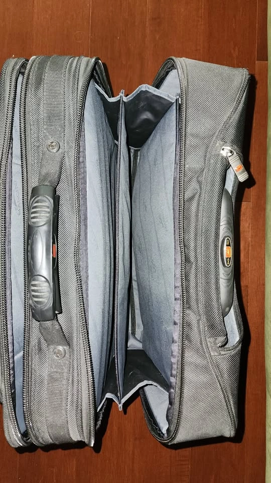 Rolling Briefcase by Mancini holds 17" laptop - photo 2