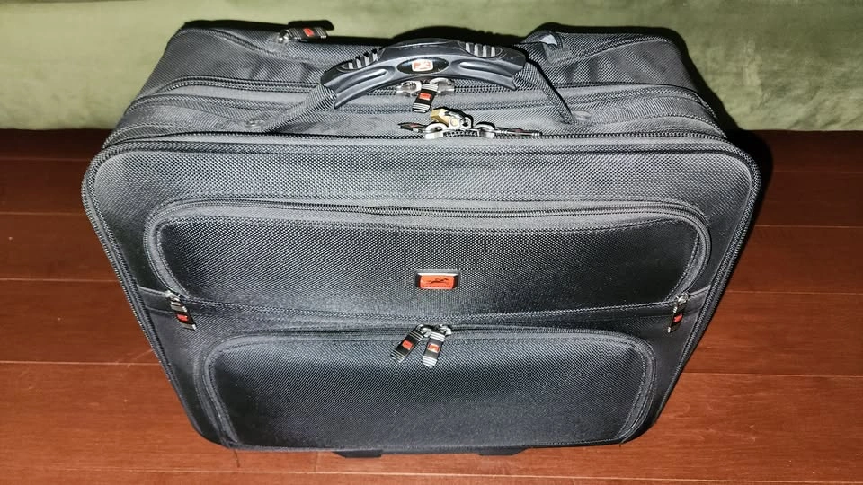 Rolling Briefcase by Mancini holds 17" laptop - photo 5
