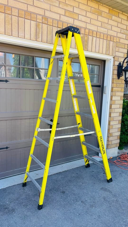 8 foot fiberglass step ladder - photo 2