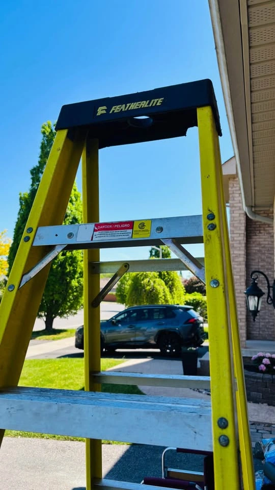 8 foot fiberglass step ladder - photo 4