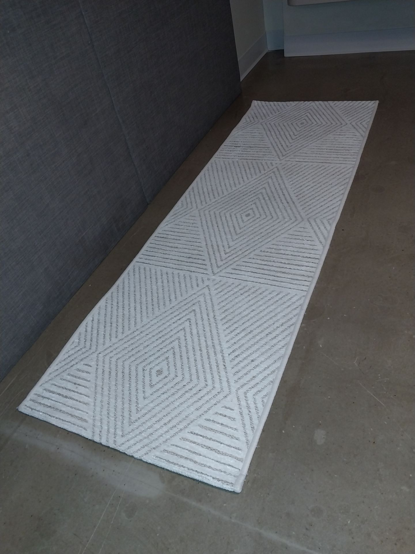 Modern Bright Runner Rug — Like New — 5 1/2 Feet Long - photo 4