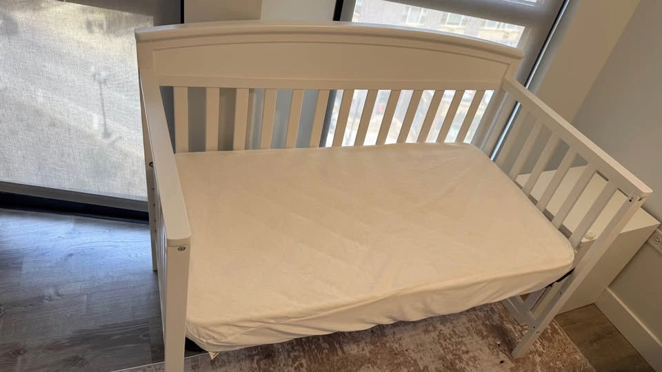 Baby-Toddler Convertible Crib (Graco) - photo 2
