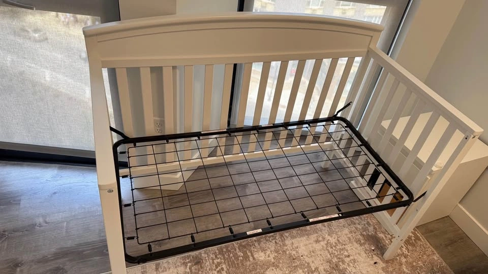 Baby-Toddler Convertible Crib (Graco) - photo 3