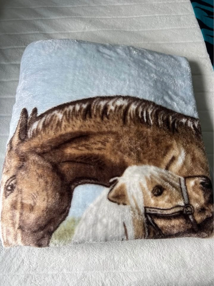 Two soft, cozy blankets for sale - Horse lovers 🐴 - photo 3