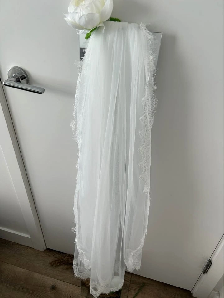 Lace trim soft white veil - photo 4