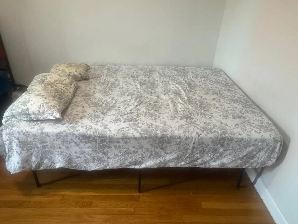 Queen Mattress with foldable metal bedframe