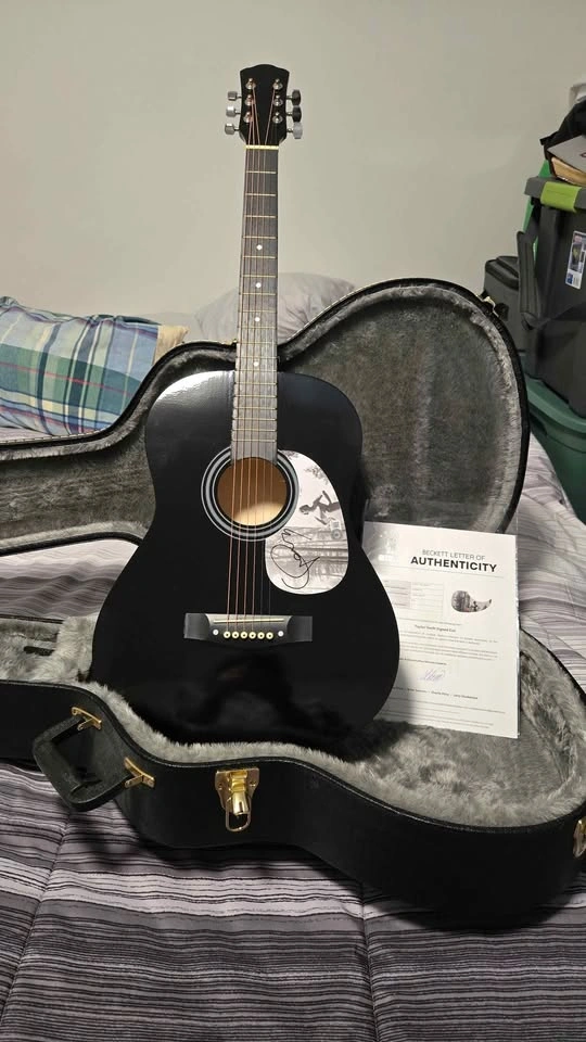 Autographed Taylor Swift Guitar - photo 2